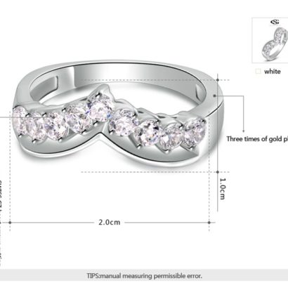 The special heart ring inlaid with white zircon