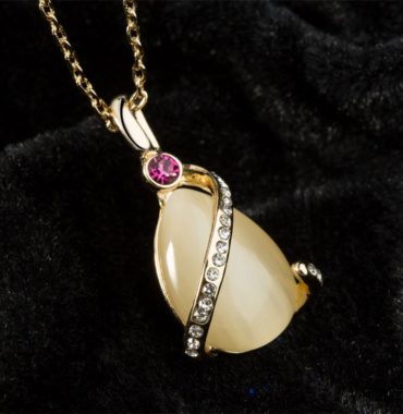 A special necklace plated with gold and inlaid with red crystal diamond, white crystal diamond and a big opal in the middle